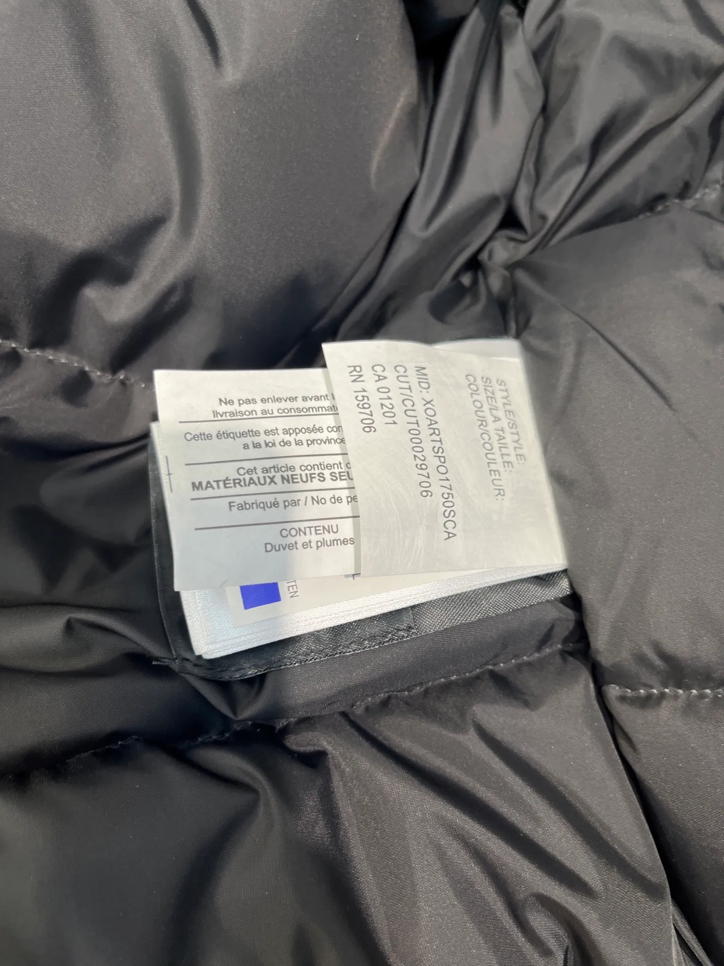 P780 CANADA GOOES 02 model Chilliwa bomber jacket 02 model, chosen by Arctic and Antarctic scientific expedition teams as their cold-proof equipment, the Rolls-Royce of down jackets. ➖ Industry-leading anti-counterfeiting chip sensing. ➖ Imported Behringer embroidery machines and customized embroidery labels, the highest level and industry leading. ➖ Imported Korean 21-count polyester-cotton blended original fabric, TC85 waterproof coated fabric, water-repellent, windproof and wear-resistant. ➖ The new national standard 80 white duck down is filled with an average of 520 grams of down. The amount of down filled is industry-leading. ➖ 100% nylon lon lining with double double-layer sealing design to prevent velvet running, seamless thread design on cuffs! ➖ Western Canadian Green Wolf Collar. ➖ Yoshida YKK provides original factory-customized electroplated sliders. YKK two-way lockable zippers are tight and smooth and do not peel off paint. ➖ 3M composite Velcro is durable and the accessories and hardware are all custom-made. Note: Our copywriting is only simple and clear. Instead of bragging about the copywriting, it is better to compare and understand with samples. Only for the purest, most focused, most professional, highest quality, and highest sex!  size：xs-xl
